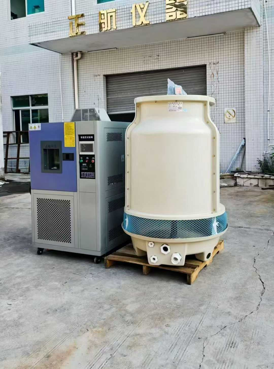 近日，我司將一臺(tái)水冷式線性快速溫度變化試驗(yàn)箱送深圳銅排生產(chǎn)客戶，感謝客戶對(duì)于我司的大力支持。說(shuō)起這個(gè)設(shè)備，也是歷經(jīng)坎坷。在設(shè)備的溝通過(guò)程中，雖然客戶提出較高的技術(shù)要求，但我司秉持著盡心盡力滿足客戶需求為宗旨。多次進(jìn)行技術(shù)攻堅(jiān)會(huì)議，必須在有限的空間內(nèi)滿足客戶較高的快速線性溫度變化要求。  （快速溫變?cè)囼?yàn)箱已整裝待發(fā)） 因?yàn)榭蛻粢筝^高的線性快速溫度變化，而這臺(tái)設(shè)備屬于小型的設(shè)備，在有限的空間內(nèi)，我們需要充分考慮到設(shè)備的制冷，制熱以及散熱問(wèn)題，如果任何一個(gè)方面無(wú)法達(dá)到的話，那么后果將會(huì)是毀滅性的。  （裝車發(fā)走?。?我司對(duì)于此類有挑戰(zhàn)性的設(shè)備，充滿信心，因?yàn)槲覀儓?jiān)信每一次的攻堅(jiān)都是企業(yè)成功的一小步。只有不斷的提升我們的技術(shù)，才能在市場(chǎng)生存